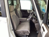 フロント広々、ベンチシートの運転席は、ハイトアジャスターが付いているので、快適にドライブができます。ハンドルはチルトステアリングで、ハンドル位置を上下に調節できます。