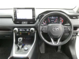 運転席からの視界はこんな感じです☆お気軽にご来店いただき、実際に座って是非お確かめください。ドライバーに寄り添う快適な操作フィールをもたらすステアリングです。