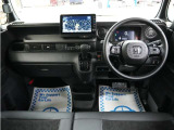 運転にかかわる様々な操作を安全に行えるように視点移動が少なく、操作性に配慮されたスイッチ類が凝縮されたコクピットです。