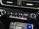 【オートエアコン】車内温度を感知して自動で温度調整をしてくれるのでいつでも快適な車内空間を創り上げます!どの席に座っても快適なドライブが楽しめます♪