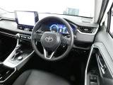 【運転席まわり】・・・ハンドルやシートなども隅々までクリーニング済み。キレイな車内でドライブがより一層快適にお楽しみいただけると思います。