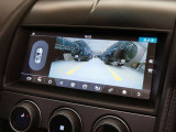 【バックカメラ】ステアリング操作に合わせてガイド線が連動するので後退時の運転操作が容易となります。