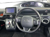 運転席まわりです。 各操作スイッチは使いやすい位置に配置されてます。