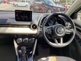 お洒落な内装のMAZDA2です。