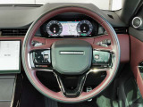 RANGEROVERのエレガントなステアリングはソフトレザーの握り心地の良いレザーを使用しています。
