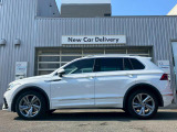 TIGUAN TSI 4MOTION R-LINE。パールホワイトカラーです。弊社管理顧客様からの下取車が新入庫致しました。1000キロ未満の走行距離の低走行車でございます。