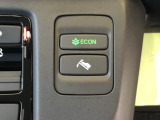 【ECONモード】スイッチをONにすると、空調やアクセル操作に対する加速を穏やかにし、電力消費を抑えて航続距離を延ばします。