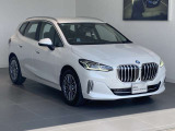 BMWらしい存在感のあるキドニーグリルとシャープなヘッドライトが印象的。洗練されたフロントデザインです。