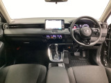 車内は光触媒抗菌消臭施工済です。インパネ周りはスタイリッシュなデザインで機能や装備も充実しています。グローブボックスやカップホルダーのほかにトレーなどたくさんの収納スペースが付いています。