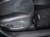 運転席10wayパワーシートは、複数のシートポジションに加え、アクティブ・ドライビング・ディスプレイの設定を記憶できるメモリー機能を採用しています(・&forall;・)