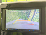 【バックカメラ】駐車時に後方がリアルタイム映像で確認できます。大型商業施設や立体駐車場での駐車時や、夜間のバック時に大活躍!運転スキルに関わらず、今や必須となった装備のひとつです!
