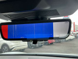車両後方のカメラ映像をミラー面に映し出して、いつでも後方視界を確保します。通常ミラーに切換えも簡単に切換えができます。