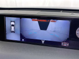 パノラミックビューモニターを装備。駐車場や交差点でクルマを真上から見るように周囲を確認できます。機能の詳細は販売店スタッフまでおたずねください。
