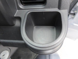 カップホルダーは運転席や助手席からちょうど手の届く位置です!!