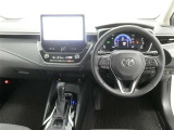 運転席からの視界はこんな感じです☆お気軽にご来店いただき、実際に座って是非お確かめください。ドライバーに寄り添う快適な操作フィールをもたらすステアリングです。