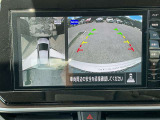 アラウンドビューモニターです。上空からお車の周りを見る感覚で表示されますので、車庫入れも簡単