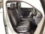 フロント広々、セパレートシートの運転席は、ハイトアジャスターが付いているので、快適にドライブができます。ハンドルはテレスコピック機能で、ハンドル位置を上・下・手前・奥に調節できます。