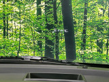 【ヘッドアップディスプレイ】現在の速度や走行情報をデジタル表示で運転席前方のガラスに投影!運転中、目線をずらさず必要な情報を確認できるのでとっても便利で安心!