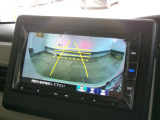 バックカメラの画像です。ガイドラインがスムースな車庫入れをサポートいたします。車庫入れの安心感がアップしますね。