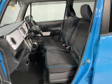 助手席側から見た車内の画像です。使い勝手の良い装備が整う上質な空間が広がっています。シートも快適で乗る人に安心感を与えます。