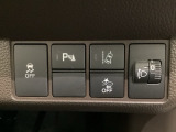 ハンドルの右側にはヘットライトリベライザーとHondaセンシング用のメインスイッチがついています。ヘッドライトリベライザーは道路状況や積荷の加重に応じてライトの高さを調節できます。