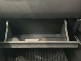 車検証入れになどにも使える便利な収納BOXあります。