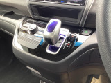 ハイブリット専用のシフトノブです。インパネシフトだから視線の移動も少なく足元もスッキリ♪運転席もゆったりしているのでゆとりを持ってドライブできますね!