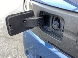 充電口はフロントグリルに配置されています。