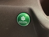 エンジンやエアコンなどクルマ全体の動きを燃費優先で自動制御するECONモード。空調など快適性を優先したいときは、スイッチ1つでOFFにすることも可能です。