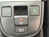 電子制御パーキングブレーキは信号待ちでも便利。いつもより運転がラクになるはずです。