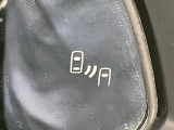 【ブラインドスポットモニター】走行中、ドアミラーの死角になりやすい箇所に後続車が接近するとサイドミラーのレンズに警告を表示!ドライバーに注意喚起をしてくれます。