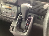 インパネシフトを採用しているので、前席の足元も広々としています。運転席と助手席の行き来もスムーズです!