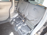 ◆チップアップ&ダイブダウン機構付【ULTR SEAT】は後席座面を左右分割で跳ね上げることができます。トランクで積載できない背の高い荷物をラクラク収納できます。ホンダ車ならではの人気装備です。