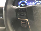 ステアリングスイッチ付きで、運転中に視線を前に向けたまま操作できます。