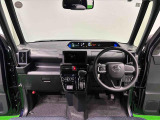360&deg;UV&IRカット機能ガラス採用。見易い計器類と運転し易いレイアウトのドライビングポジションは、極細Aピラーの採用で視角も少なく前方&左右の見切りが良く安心して運転できます。