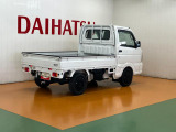 右後ろから。実際の車にはホイルキャップはついておりません。ご了承ください。