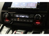 運転席と助手席の温度設定の変更が可能な左右独立タイプのデュアルエアコンです♪♪♪暑がりな人・寒がりな人も誰もが車内を快適にお過ごしいただけます♪♪♪
