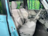 運転席まわりには十分なスペースがあり、大柄な方でもゆったり運転していただける環境です。