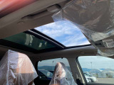 開放感の大型サンルーフを装備!車内を明るく照らし、気持ちの良い風を感じながらドライブをお楽しみいただけます。