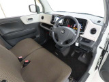 シンプルで使いやすいデザインの運転席です。