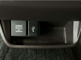 【USBポート】USBポートも装備されています、スマートフォンの充電やオーディオに連携も可能です、今や欠かせない装備の一つです!