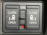 【両側パワースライドドア】スマートキーや運転席のスイッチで後席両側スライドドアの開閉が可能♪電動だから力を入れてドアを開ける必要が無く、小さなお子様でも簡単に開け閉めでき快適です♪