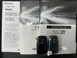 スマートキーは鍵をバッグに入れたままでもドアロックの開閉やエンジンのON・OFFができます。夜間や雨の日も鍵を探さなくて良いので便利です。
