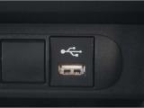 USB接続により外部オーディオと連携する事が出来、車内で音楽を楽しむ事が出来ます。