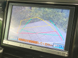 【バックカメラ】駐車時に後方がリアルタイム映像で確認できます。大型商業施設や立体駐車場での駐車時や、夜間のバック時に大活躍!運転スキルに関わらず、今や必須となった装備のひとつです!