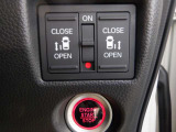 運転席からオートスライドドアの操作ができます。