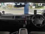 運転席側からフロントインパネ全体およびステアリング周辺を広く見渡したカットです。日常の使用に伴う各操作部や樹脂パネルの現在のコンディションを画像よりご確認ください。