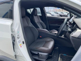 運転席まわりには十分なスペースがあり、大柄な方でもゆったり運転していただける環境です。