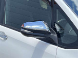 対向車や歩行者が認識しやすいサイドターンランプ付カラードドアミラー