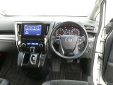 運転席からの視界はこんな感じです☆お気軽にご来店いただき、実際に座って是非お確かめください。ドライバーに寄り添う快適な操作フィールをもたらすステアリングです。